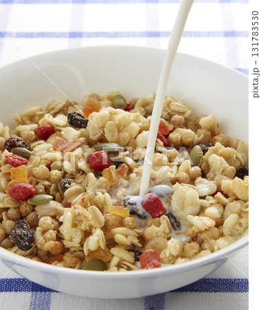 朝ごはんの爽やかなイメージ_グラノーラ 131783530