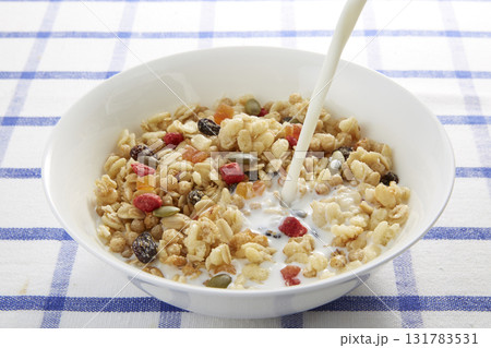 朝ごはんの爽やかなイメージ_グラノーラ 131783531