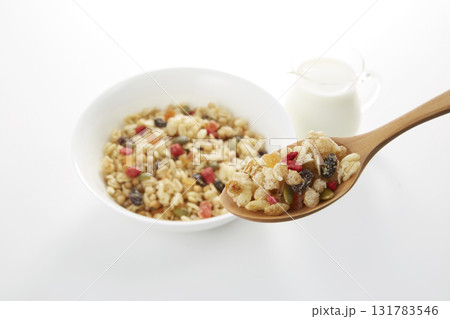 朝ごはんの爽やかなイメージ_グラノーラ 朝ごはんの爽やかなイメージ_グラノーラ 131783546