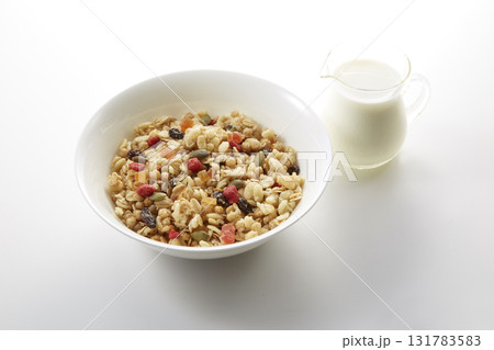 朝ごはんの爽やかなイメージ_グラノーラ 朝ごはんの爽やかなイメージ_グラノーラ 131783583