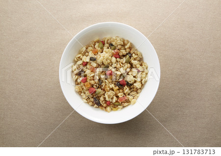 朝ごはんの爽やかなイメージ_グラノーラ 131783713