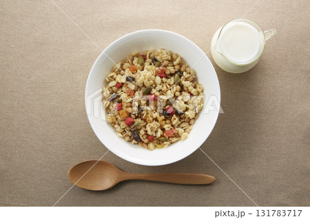 朝ごはんの爽やかなイメージ_グラノーラ 131783717
