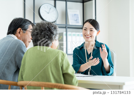 プランナーに相談するシニアの夫婦 131784133