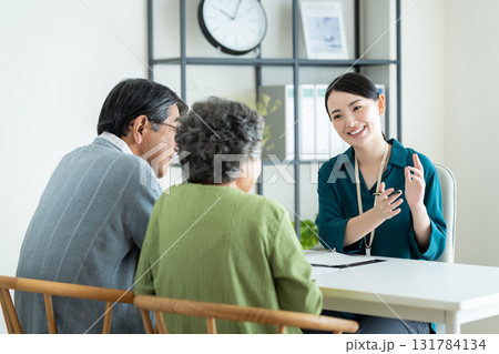 プランナーに相談するシニアの夫婦 131784134
