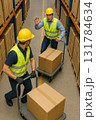 倉庫内の狭い通路で台車を押す男性 131784634