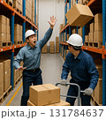 落下してくる箱を見つけて慌てる作業員 131784637