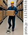 倉庫で荷物を運ぶ男性 131784638