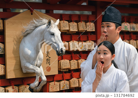 絵馬から飛び出した白馬 131784692