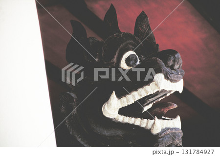 民家の軒先に置かれている木彫りの聖獣 131784927