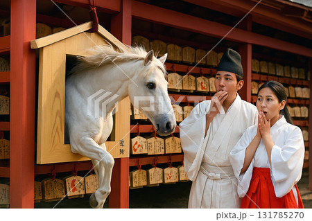 絵馬から飛び出した白馬 131785270