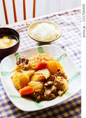 肉じゃが定食 和食の家庭料理 ご飯と味噌汁付き 131788489