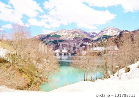 早春残雪の新潟県魚沼市破間川ダム湖風景 131788513
