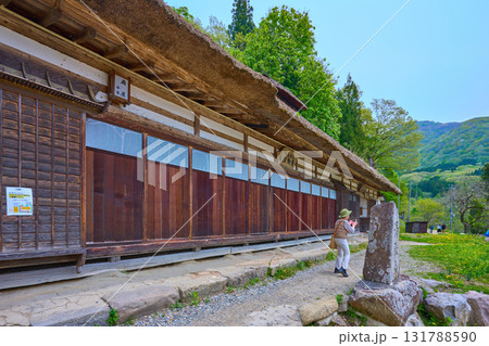 福島県南会津郡下郷町の茅葺屋根の大内宿(おおうちじゅく)の最北の建物 福島県南会津郡下郷町の茅葺屋根の大内宿(おおうちじゅく)の最北の建物 131788590