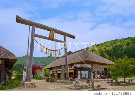 新緑の福島県南会津郡下郷町 茅葺屋根の大内宿(おおうちじゅく)の高倉神社一之鳥居 新緑の福島県南会津郡下郷町 茅葺屋根の大内宿(おおうちじゅく)の高倉神社一之鳥居 131788698