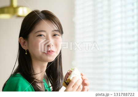 カフェでサンドイッチを食べる日本人女性 131788722