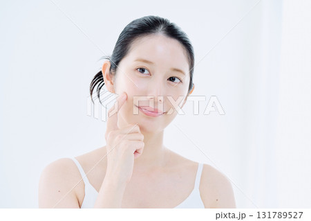 肌の綺麗な女性 131789527
