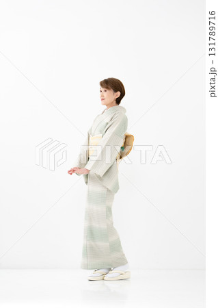 和装の女性　全身 131789716