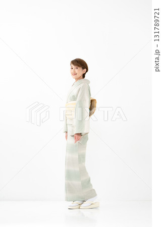 和装の女性　全身 131789721