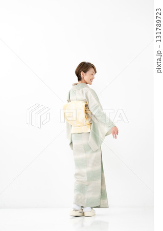 和装の女性　全身 131789723