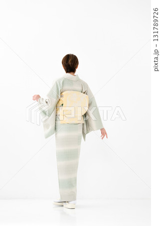 和装の女性　全身 131789726