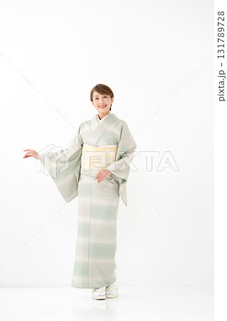 和装の女性　全身 131789728