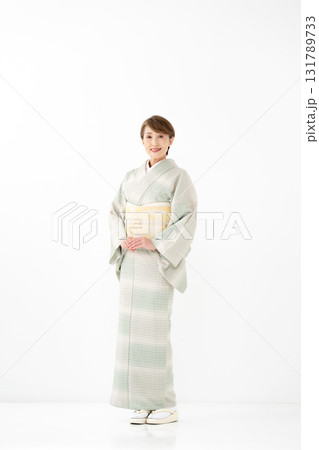 和装の女性　全身 131789733
