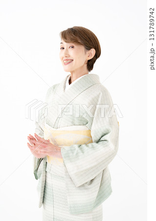 和装の女性　縦 131789742