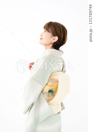 和装の女性　縦　横顔 131789749