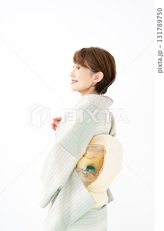 和装の女性　縦　横顔 131789750