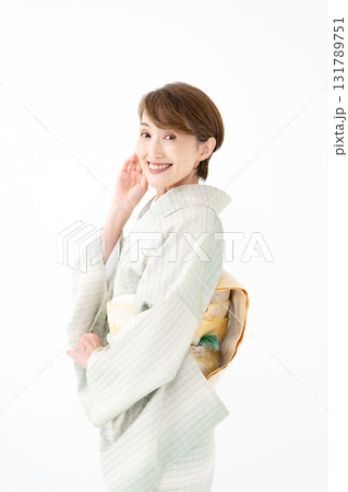 和装の女性 縦 横顔 和装の女性 縦 横顔 131789751