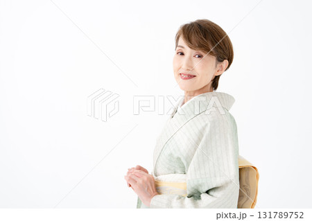 着物の女性　笑顔 131789752