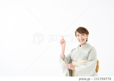 着物の女性 指差し 着物の女性 指差し 131789778