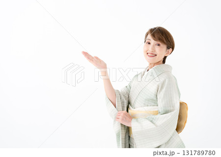 着物の女性　手かざし 131789780