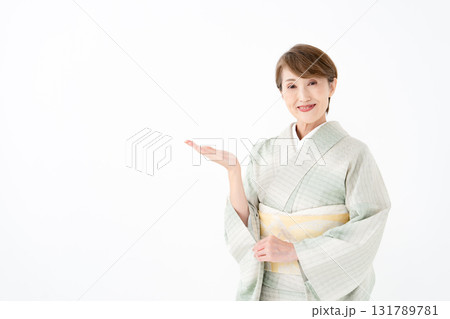 着物の女性 手かざし 着物の女性 手かざし 131789781