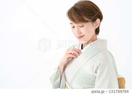 和装の女性　襟元 131789784