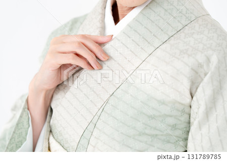 和装の女性 襟元 手元 和装の女性 襟元 手元 131789785