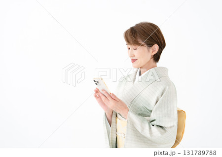 スマートフォンを持つ着物の女性 131789788