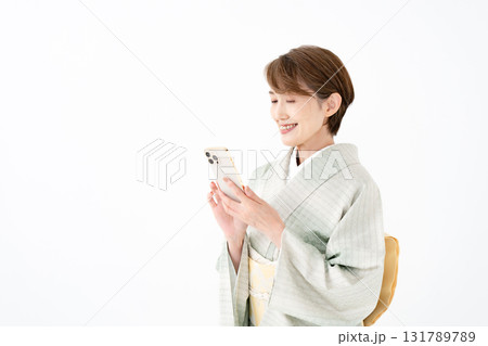 スマートフォンを持つ着物の女性 スマートフォンを持つ着物の女性 131789789