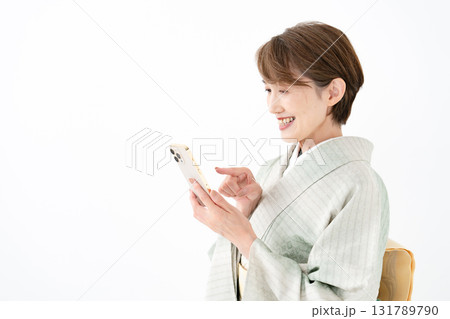 スマートフォンを持つ着物の女性 131789790