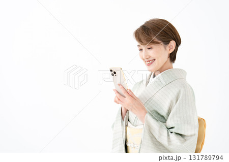 スマートフォンを持つ着物の女性 131789794
