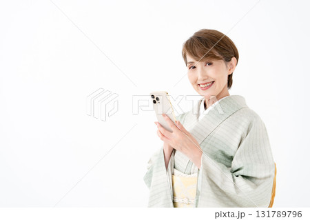 スマートフォンを持つ着物の女性 131789796