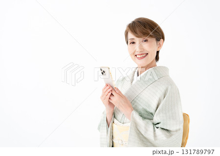 スマートフォンを持つ着物の女性 131789797