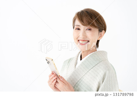 スマートフォンを持つ着物の女性 131789798