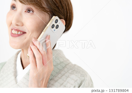 電話をする着物の女性 131789804
