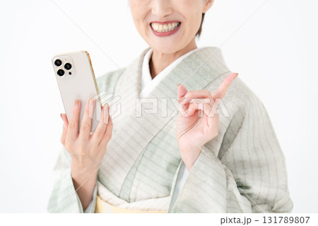 スマホを持つ女性 131789807