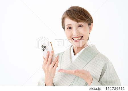 スマホを持つ女性 131789811