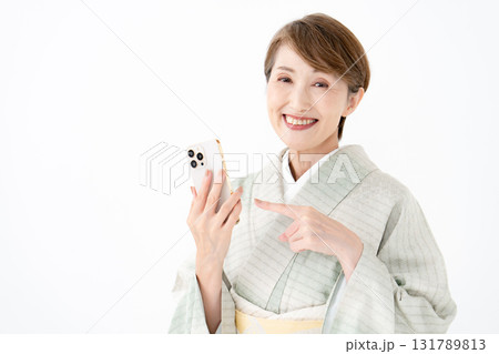 スマホを持つ女性 スマホを持つ女性 131789813