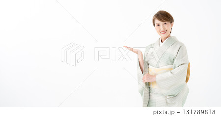 着物の女性　手かざし 131789818