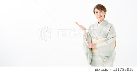 着物の女性　手かざし 131789819