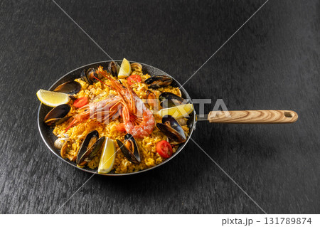 パエリア  Paella A Spanish Home Cooked Rice Dish パエリア  Paella A Spanish Home Cooked Rice Dish 131789874